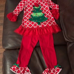 Christmas tree outfit in GUC. 2T.